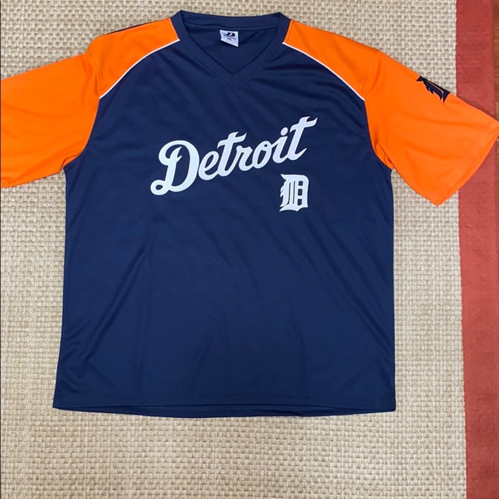 NWOT Men’s XXL Detroit  V-Neck Jersey.